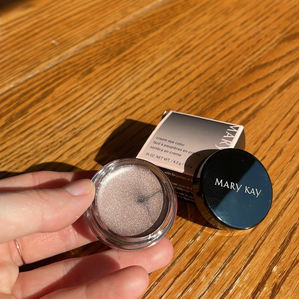Mary Kay cream eye color shade: Metallic Taupe